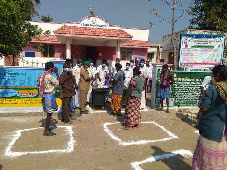 உக்கிரம் ஊராட்சியில் கபசுரக் குடிநீர் வழங்கும் பணி