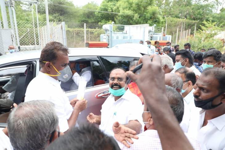 மாண்புமிகு அமைச்சர் மற்றும் துணை சபாநாயகருடன் விருதுநகர் அதிமுக பிரமுகர் திரு.பி.வி.ஆர் சந்திப்பு.