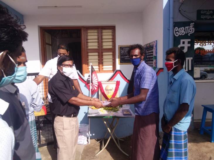 கலைஞரின் 2-ஆம் ஆண்டு நினைவஞ்சலி - R.R.நகர் கவுன்சிலர் திரு.தமிழ்ச்செல்வன் மலர்தூவி மரியாதை செலுத்தினார்.