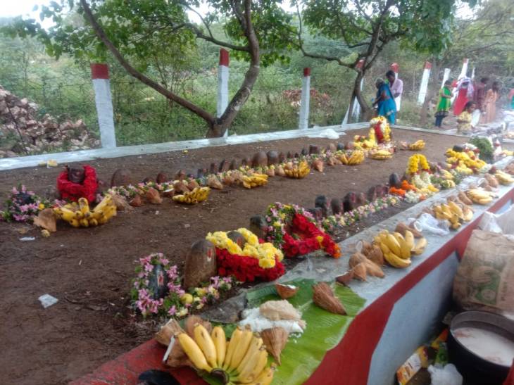 முன்னோர்கள் வழிபாட்டில் ஆர்வமுடன் பங்கேற்ற இளைஞர்கள்.
