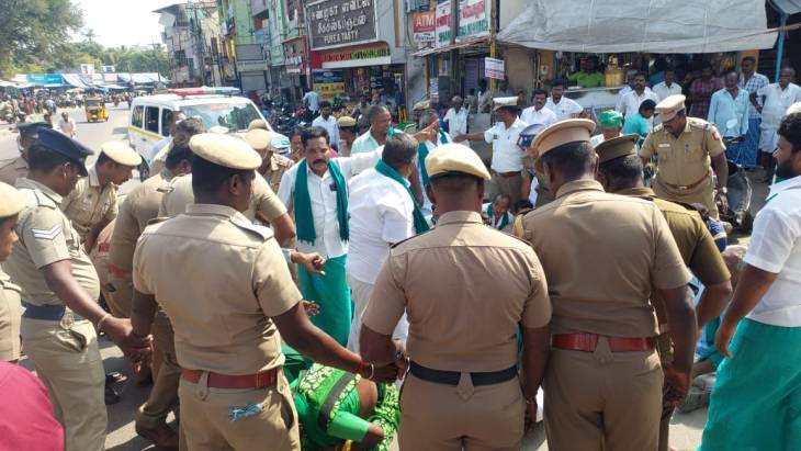 சுங்கச்சாவடி முற்றுகையிட்ட நூற்றுக்கணக்கான இராஜகம்பளத்தார்கள் கைது!